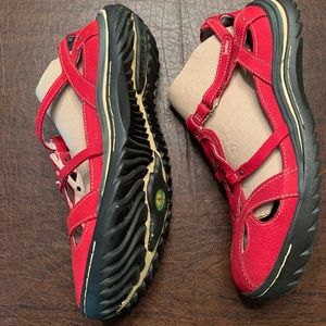 Jambu Spain Flat size 9.5/40.5 Red